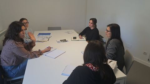 Reunión de trabajo entre la concejala de Emprego de Ribeira, Carmen Pérez, y las representantes de la ONG Movemento pola Paz.