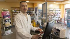 Gabriel Villares, esta tarde en la farmacia de la rotonda de Sab�n, Arteixo