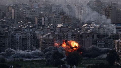 Una explosi�n en los suburbios del sur de Beirut despu�s de un ataque israel�, tras una escalada entre Hezbol� e Israel, en medio del conflicto entre Estados Unidos e Israel con Ir�n y el L�bano.