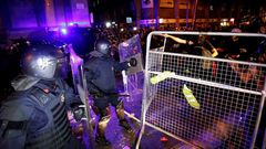 Cargas policiales en el asedio a la Delegaci�n del Gobierno en Barcelona