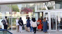 Colas para entrar en el edificio de la Xunta en Vigo