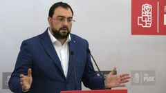 El presidente del Principado de Asturias, Adri�n Barb�n, en la rueda de prensa ofrecida de la Comisi�n Ejecutiva Auton�mica
