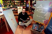 Pablo Zaera, rodeado de sus nuevas criaturas en la librer�a Cascanueces.