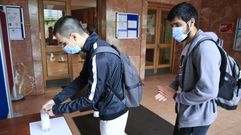 Imagen de archivo de estudiantes del IES Ollos Grandes de Lugo durante el mes de mayo, cuando se abrieron las aulas para los que terminaban bachillerato y FP. El uso de hidrogel ser� habitual en el inicio del pr�ximo curso