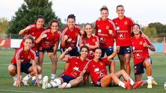 Peke, la segunda por la izquierda junto a la gallega Tere Abelleira