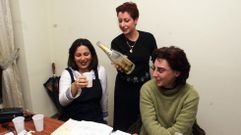 Ana Mar�a Santos, a la izquierda, en el a�o 2000, celebrando la sentencia que le daba la raz�n ante Defensa. 