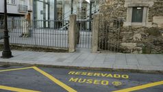 El espacio donde se prohibi� aparcar ante el museo, se reserva ahora para su uso.