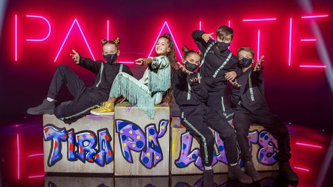 Soleá Fernández (segunda por la izquierda) junto con su equipo de bailarines durante la grabación de «Palante» para Eurovisión Junior 2020