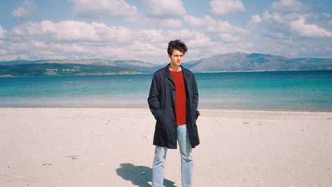 Santiago Isla (en la playa de Langosteira) se siente «en casa» en Galicia