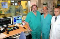 Ramiro Trillo, Mariano Larman y Gonz�lez Juanatey, ayer en una sala de hemodin�mica del Hospital Cl�nico.