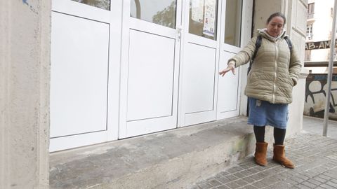 La vecina que encontr a un beb de un mes en una bolsa en Barcelona seala el lugar donde lo recogi 