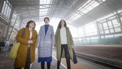 Goretti Sanmart�n, Ana Pont�n y Noa Presas, esta ma�ana en la estaci�n de tren de Santiago
