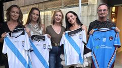 The Corrs y Gwen Colvin posan con las camisetas del Keltoi