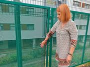 La concejala del PP� Bea Rey muestra los desperfectos en el parque de Maruxa Mallo, en Pontevedra