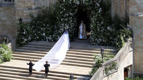 Uno de los gestos feministas de Meghan Markle. La duquesa de Sussex es declarada feminista y no quiso dejar pasar la oportunidad de demostrarlo durante el enlace. La ausencia de su padre puso sobre la mesa un problema de protocolo sobre qui�n deb�a de acompa�arla al altar. A pesar de que finalmente fue el pr�ncipe Carlos el elegido, Meghan pidi� caminar sola durante el primer tramo del camino hasta que su suegro apareci� para darle el brazo. Subi� sola las escaleras de la capilla dejando una de las fotos m�s ic�nicas del enlace.