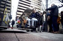 Alba Fern�ndez D�az ante una de las rampas estropeadas de un autob�s urbano. 