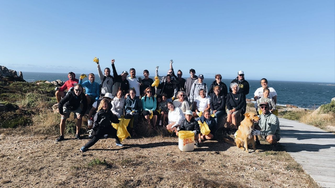 Cuarenta voluntarios sacaron basura de las Praias do Trece, en Camariñas