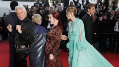 El director de �Elvis�, Baz Luhrmann, Priscilla Presley y la actriz que la encarna en el filme, Olivia DeJonge, este mi�rcoles en Cannes.
