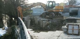 La excavadora ejecut� los trabajos para evitar posibles da�os en el estribo del puente. 