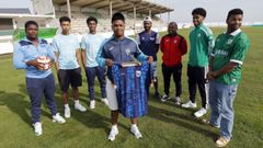 Un grupo de futbolistas mari�anos con or�genes en Cabo Verde posa con la camiseta de la selecci�n del pa�s africano
