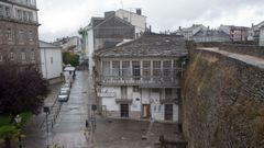 La vivienda est� empotrada en la Muralla.