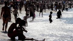 La playa de Riazor se llen� ayer de ba�istas