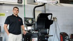 David Tojeiro Paz, al frente del taller DT Autopro, con la mquina balanceadora (o equilibradora) de neumticos, de la marca Hunter