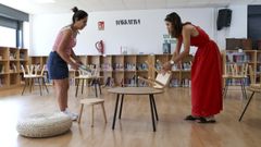 Dos profesoras preparaban la semana pasada, antes del inicio de curso, la biblioteca del CEIP Agro do Mu��o de Ames. 