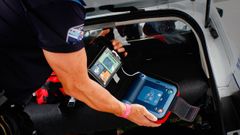 Uno de los desfibriladores que llevan los coches de la Polic�a Local de Ourense.