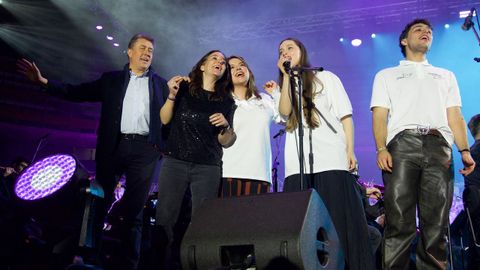 La alcaldesa, In�s Rey, y el concejal Juan Ignacio Borrego, con Carolina Rubirosa, Eva B y Tinho