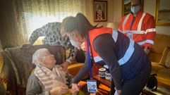 Una usuaria del servicio es atendida por el equipo de soporte de atenci�n domiciliaria en su casa.