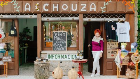 Elixabette en la tienda A Chouza, en la entrada de Santo Estevo de Ribas de Sil