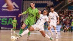 Brayan en una acci&oacute;n del partido en Son Moix.