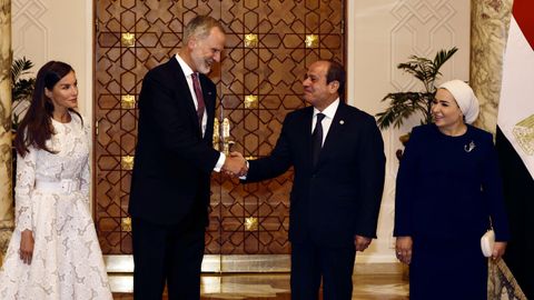 Los Reyes y el presidente de Egipto, Abdelfatah Al-Sisi, y la primera dama, Entissar Amer, durante la recepcin oficial este martes en El Cairo.