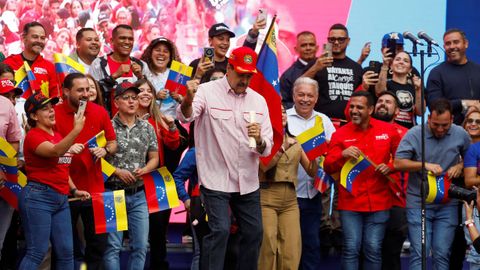 Maduro, bailando en el escenario durante un acto en Caracas