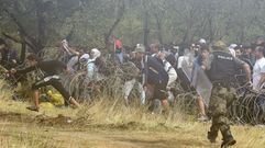 Inmigrantes y refugiados traspasan la frontera entre Grecia y Macedonia