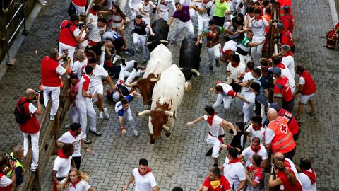Corredores junto a los toros