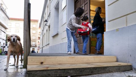 cole.Fueron los propios padres los que arreglaron los tablones rotos de la rampa de entrada de la escuela