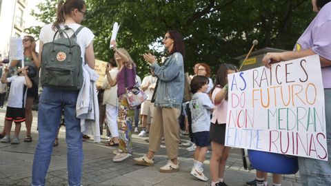 Carteles portados por las familias del CEIP A Gándara (Narón), en la protesta de ayer