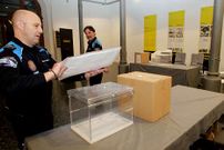 Imagen de archivo del montaje de una mesa electoral.