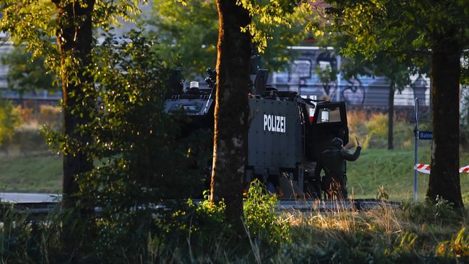 La polic&iacute;a suiza en el hip&oacute;dromo de Aarau, lugar del suceso