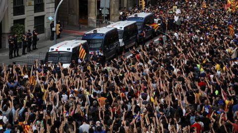 Protesta en el exterior de la principal comisara de la Polica Nacional en Barcelona. 