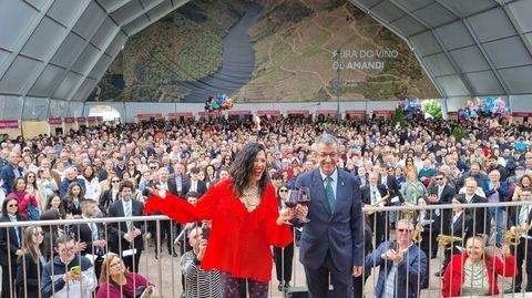 Un momento del pregn de la Feira do Vio de Amandi 2025, con Luca Prez y el alcalde de Sober, Luis Fernndez Guitin