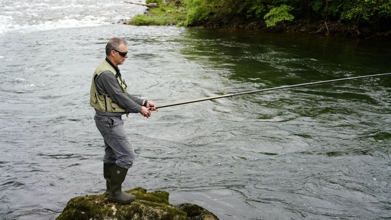 Un pescador de salm�n en el inicio de la campa�a este a�o en los r�os asturianos