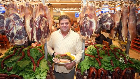 Juanjo Garc�a, rodeado del excelso material que tiene en O Churrasco de Rubi�ns