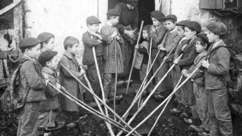 Nios piden el aguinaldo en 1930 en Cereceda (Piloa). La fotografa fue cedida por la Asociacin de Amigos del Pueblo de Robledo de Cereceda al archivo de la Memoria Digital de Asturias