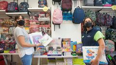 Las propietarias de la librer�a Campus posan junto a algunos articulos de material escolar