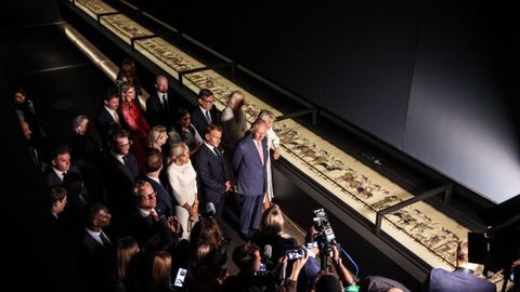 Emmanuel Macron, el rey Carlos III y la reina Camila observan el Tapiz des Bayeux, una obra de m�s de 700 metros de longitud
