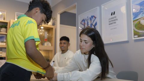 Paula Novo y Luis Quintero firmaron autógrafos en la tienda Ikea de A Coruña durante la presentación del salón diseñado por la firma sueca pensando en la afición blanquiazul
