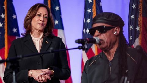 Kamala Harris, con Stevie Wonder en un  mitin en Georgia.